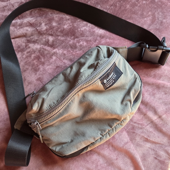 used lululemon diaper bag LULULEMON DIAPER BAG?! Here's my full review after using it for the last  year! Comment BAG for the link! Pros: + comes with a crossbody AND  changing pad + material is very